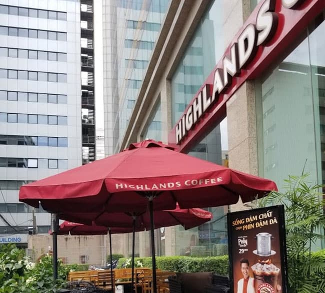 Cafe Highlands bên cạnh tòa nhà CMC Tower