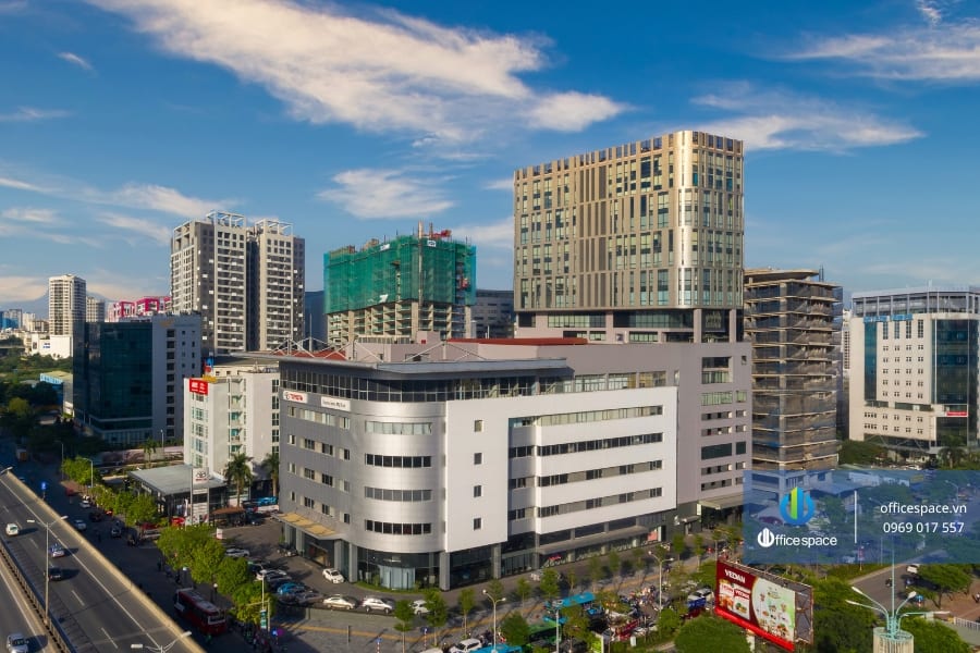 Tòa nhà Toyota Mỹ Đình tọa lạc tại trục đường Phạm Hùng trung tâm quận Nam Từ Liêm